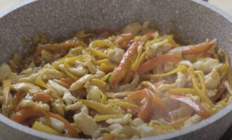 Cook for a couple more minutes and add the rest of the vegetables. We also send salt, spices and sauces here, add water and simmer under the lid until all the products are ready.