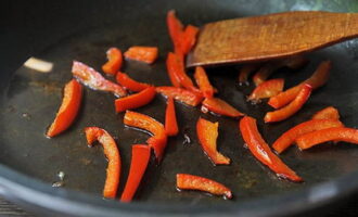 Separately, fry the bell pepper cut into strips.