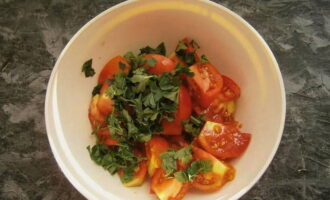 How to prepare a delicious salad with mozzarella and tomatoes? Cut the vegetable into slices and place in a bowl. Add chopped parsley.