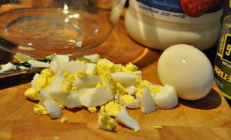 After the eggs have cooled, peel them and cut them into strips or small cubes.