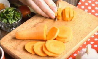 Cut the peeled carrots into circles and then into fairly large bars. 