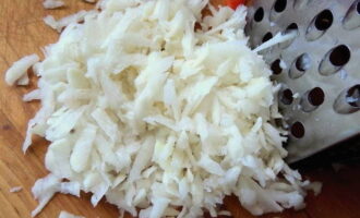 Grate the radish on a coarse grater.