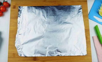 Place a piece of foil, folded two or three times, on a cutting board or any other flat and dry surface.