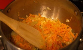 Pour vegetable oil into a thick-bottomed pan and fry the onion until transparent, then add the carrots, stir and cook until soft.