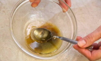 At this time, prepare the glaze. To do this, mix soy sauce with orange juice, vegetable oil and chopped garlic cloves.