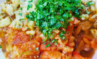 Wash the cilantro well under cool water, dry it on a paper towel and finely chop it with a knife. We send it to eggplants with tomatoes. 