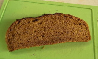 Cut a slice of rye bread into small cubes.