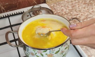 Numa frigideira coloque as cebolas e as cenouras fritas no azeite com as batatas. Adicione o queijo e misture os ingredientes até ficar homogêneo. O queijo deve estar completamente dissolvido.