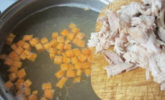 Picar finamente el pavo enfriado y colocarlo en un plato común. También ponemos aquí fideos. Cocine por otros 5-7 minutos.