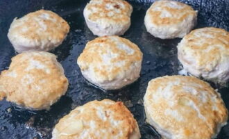 À partir de la viande hachée obtenue, nous préparons de petites escalopes rondes et les faisons frire dans l'huile jusqu'à ce que le rougissement apparaisse.