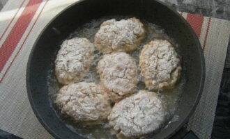 We make neat cutlets from the finished minced meat. Roll them in flour and place in a frying pan with vegetable oil.