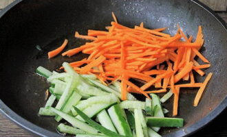 Remove the pepper and then simmer the cucumber and carrot strips.