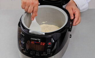 Tuangkan doh ke dalam mangkuk multicooker. Bakar pencuci mulut selama 35 minit pada suhu 120 darjah. Mod penaik khas juga sesuai.