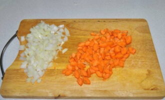 How to cook stewed potatoes with stew? Peel the onion and carrots and chop finely. 