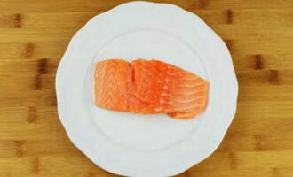 How to deliciously bake red fish in the oven? Thaw the salmon completely, remove large bones.