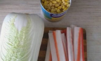 How to prepare an amazingly delicious salad with Chinese cabbage? Drain the juice from the corn, wash the Chinese cabbage, and hard-boil the eggs.