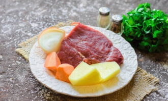 Como preparar carne assada em casa? Prepare sua comida. Lave a carne e seque com papel toalha. Descasque e lave os legumes.