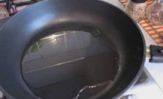 How to prepare a delicious side dish for fish? Heat vegetable oil in a frying pan.