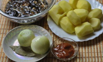 How to cook stewed potatoes with mushrooms? Peel the potatoes and onions. We wash the dried mushrooms and soak them in hot water for half an hour. After soaking, boil the mushrooms in salted water for fifteen minutes.