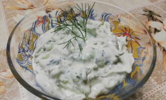 La salsa tzatziki classica, fresca e aromatica, è pronta. Servitelo in tavola!