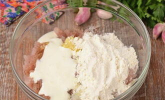 Add flour and sour cream to the minced meat (if desired, you can replace it with yogurt without fillers or mayonnaise).