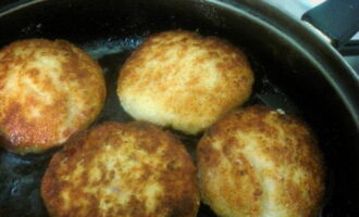 Heat vegetable oil in a frying pan and fry the meatballs on both sides until golden brown.