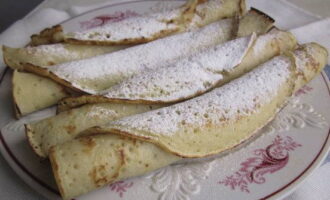 Chutné chudé palacinky sú hotové. Podávajte na stôl v akejkoľvek forme!