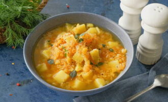 Pour the prepared lean pea soup into bowls and serve for lunch with greens. Bon appetit!