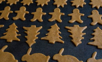 We transfer the preparations to a baking sheet and send them to the oven for 12-14 minutes at a temperature of 170°C. The edges of the cookies should be browned. We repeat the same with the second part of the test.