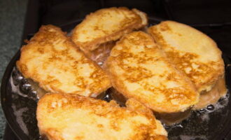 Coloque as fatias de pão na frigideira. Frite de cada lado em fogo alto até dourar. Levará no máximo um minuto para fritar um lado. Tenha cuidado para não deixar os croutons queimarem no fundo da panela.