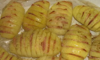 After the specified time has passed, carefully cut the sleeve and return the potatoes to the oven to brown for another five to ten minutes. At the same time, increase the oven temperature to 220 degrees.