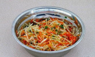 Serve the salad to the table in a salad bowl. The dish can also be divided into portions and placed in bowls.