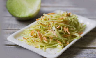 Before serving, let the salad sit for at least six hours so that the ingredients release their juice and interact with each other and become saturated with spices.