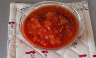 We rinse the tomatoes with water and make a cross-shaped cut on each fruit - pour boiling water over it, and after 60 seconds - ice water.After this manipulation, easily remove the skin, cut the pulp into small cubes and add to the rest of the vegetables, simmer for another 5 minutes.