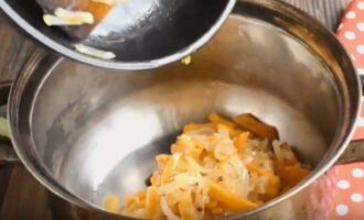 Heat vegetable oil (50 milliliters) in a frying pan and fry the onions and carrots until soft over low heat. Place the sautéed vegetables into a clean saucepan.