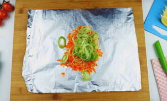 Place a layer of fresh carrots on the center of the foil, and leek rings on top of it.