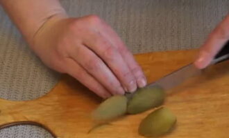 At this time, cut the pickled cucumber into thin rings.