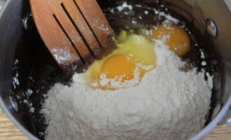 Let the chocolate mass cool slightly. We send here chicken eggs, flour and soda slaked with vinegar. Knead until the dough is homogeneous.