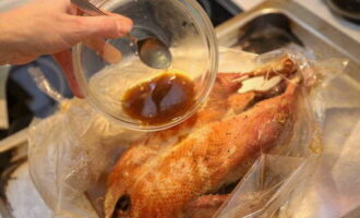 After an hour and a half, cut the hand for baking and pour the glaze over the dish. Cook for about 30 more minutes.