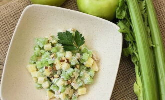 Now salt the salad to taste, add chopped lettuce (this is optional), season with sour cream and mix well. Decorate the finished dish with fresh herbs, sprinkle with the remaining walnuts and serve as an appetizer or addition to the main dish. Bon appetit!