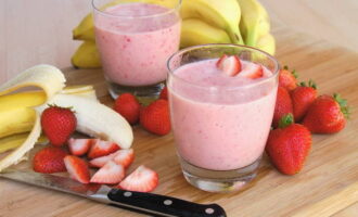 Den vorbereiteten Obst-Beeren-Smoothie in Gläser oder Gläser füllen und als Frühstück servieren. Guten Appetit!