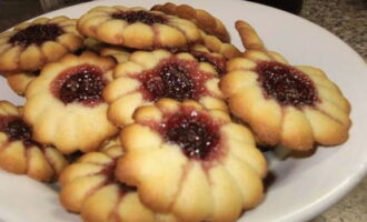 ¡Las galletas Kurabye según GOST están listas! Déjalo enfriar y pruébalo.