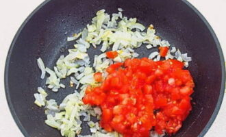 Then we supplement it with pieces of tomatoes.