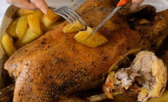 Transfer the juicy goose with potatoes to a plate and serve with a salad of fresh vegetables. Bon appetit!