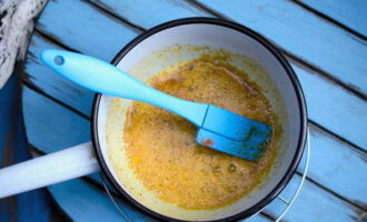 In a separate enamel container, melt the butter, add ground paprika and dried mint to it, mix well and remove from heat.