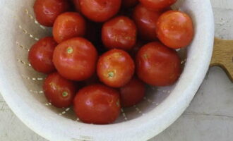 Bagaimana untuk menyediakan tomato dengan aspirin dalam balang untuk musim sejuk? Untuk rolling, kami memilih tomato yang lebih padat dan lebih matang: buah-buahan yang masak, bersaiz kecil tanpa kerosakan sesuai untuk kami. Kami membilas sayur-sayuran dalam aliran air, membersihkannya daripada habuk.