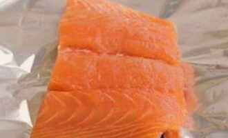 How to deliciously bake salmon in the oven? Place the fillet on a sheet of foil.