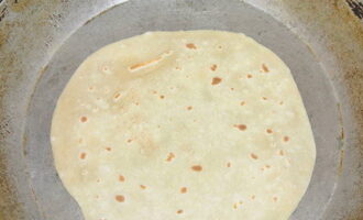 Now heat the frying pan well and fry the flatbreads in it until golden brown without adding oil.