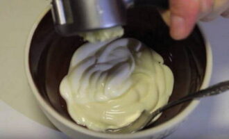 Place mayonnaise in a small bowl. Then squeeze both peeled garlic cloves into it using a garlic press. Mix the ingredients thoroughly.