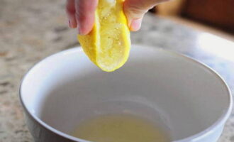 Potong limau yang telah dibasuh kepada dua bahagian yang sama dan perahkan jus lemon dari separuh ke dalam mangkuk yang berasingan. Perasakan salad dengan lobak merah Korea dan campurkan. Taburkan hidangan dengan jus lemon, kacau, dan kemudian hidangkan.